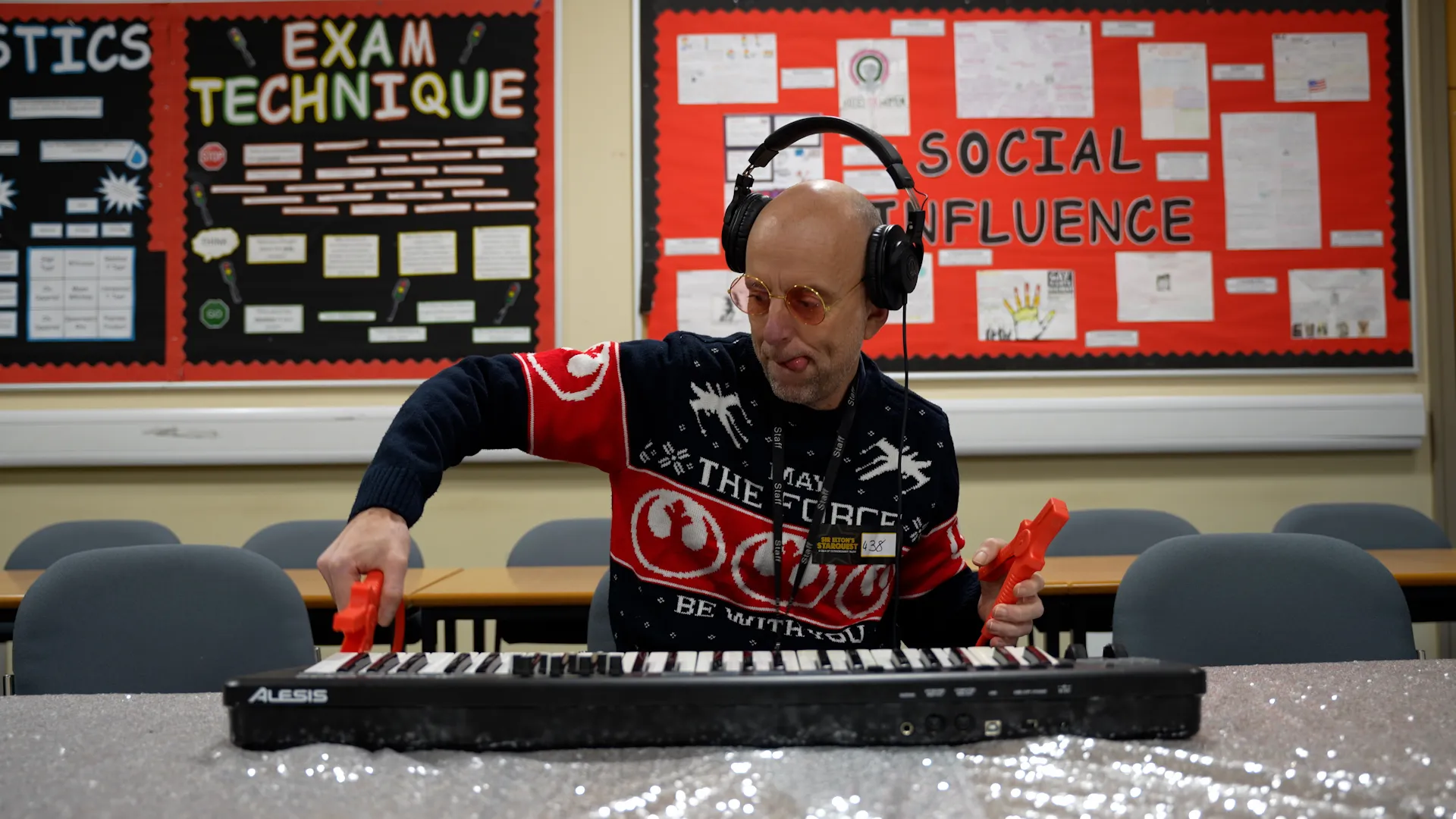 STEP IN TO CHRISTMAS MUSIC 00 05 48 12 Still007