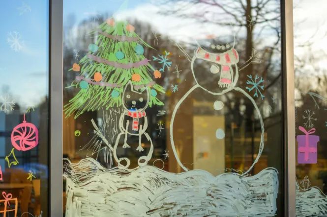 FESTIVE WINDOW PAINTING 7