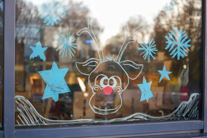 FESTIVE WINDOW PAINTING 3