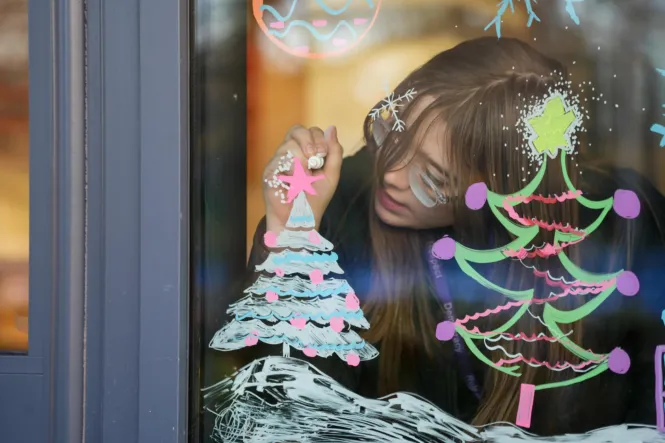 FESTIVE WINDOW PAINTING 2
