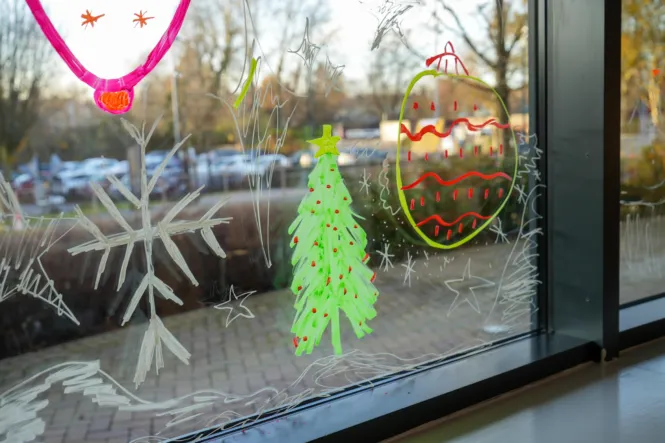 FESTIVE WINDOW PAINTING 21