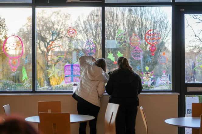 FESTIVE WINDOW PAINTING 22