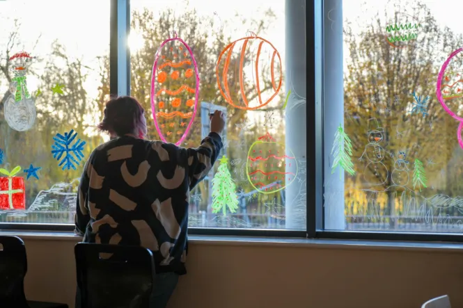 FESTIVE WINDOW PAINTING 18