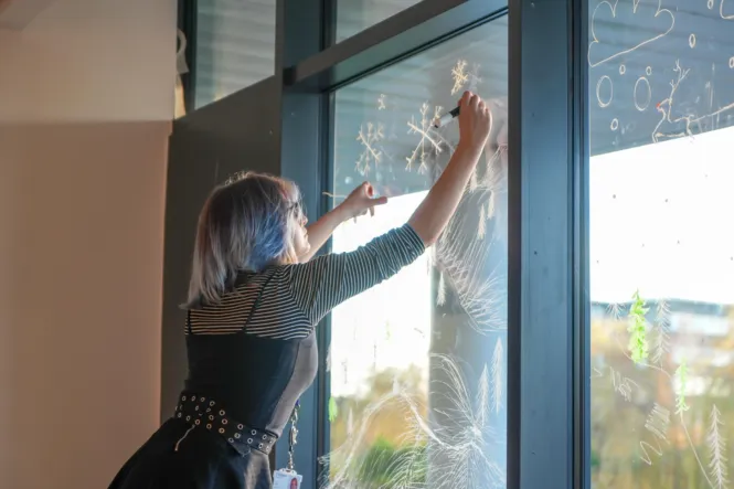 FESTIVE WINDOW PAINTING 13